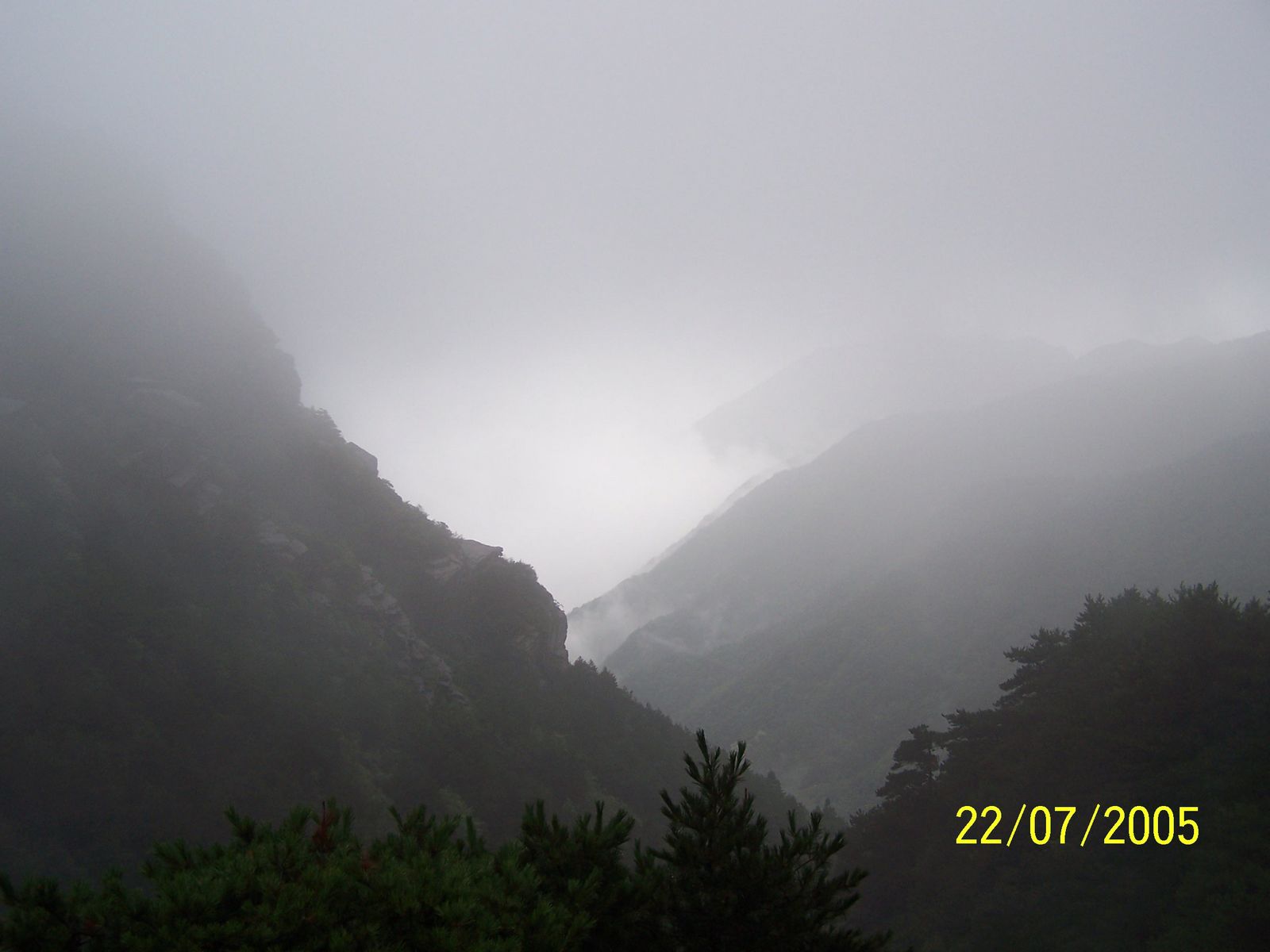 雨雾中之庐山一景 （剪刀峡上拍）.jpg