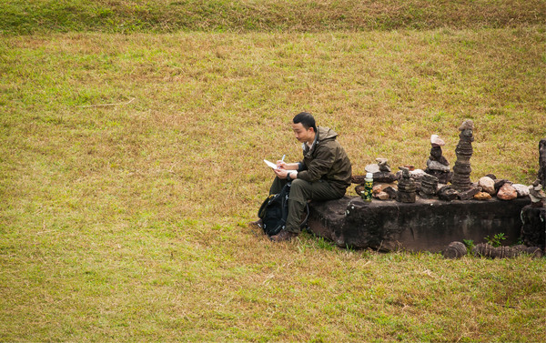 写生者 就这样静静坐着，观察着，记录着.jpg