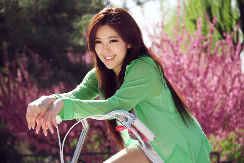 9.广告小天后赵奕欢的单车照片_副本.jpg