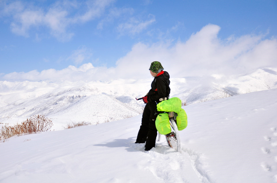 业拉山寂雪了无痕，风中推车踏雪而行_副本.jpg