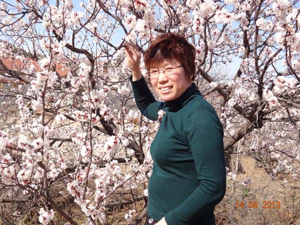 一起看杏花的大姐.jpg