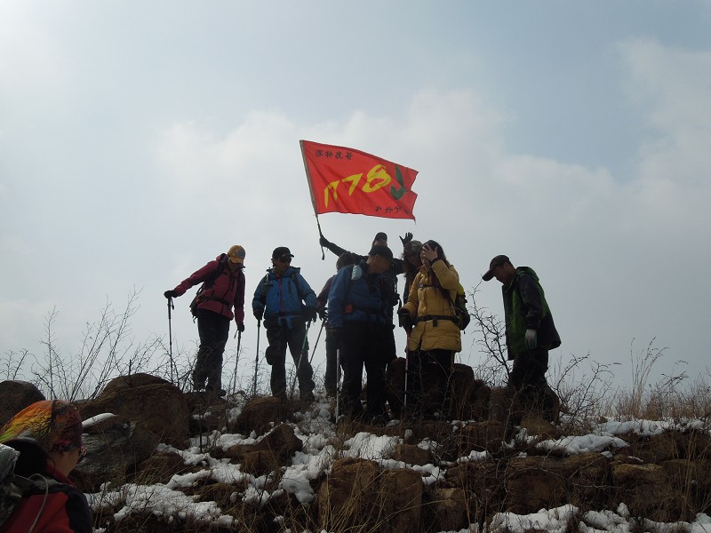 阴霾的山峦飘起群旗.jpg
