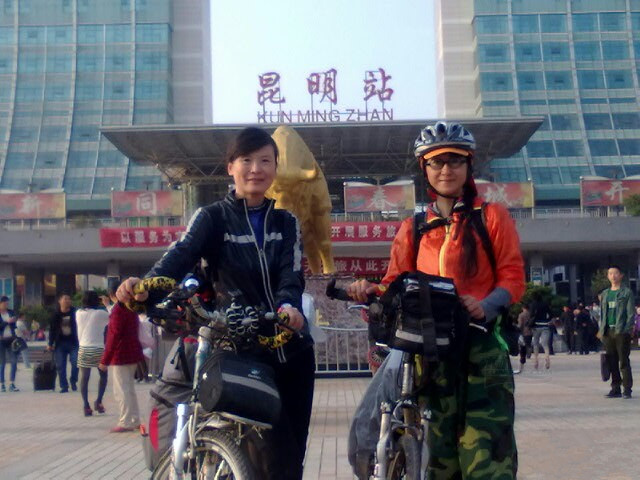 0.她们的旅程从北京开始，坐火车抵达昆明，开始进行骑行。_副本.jpg