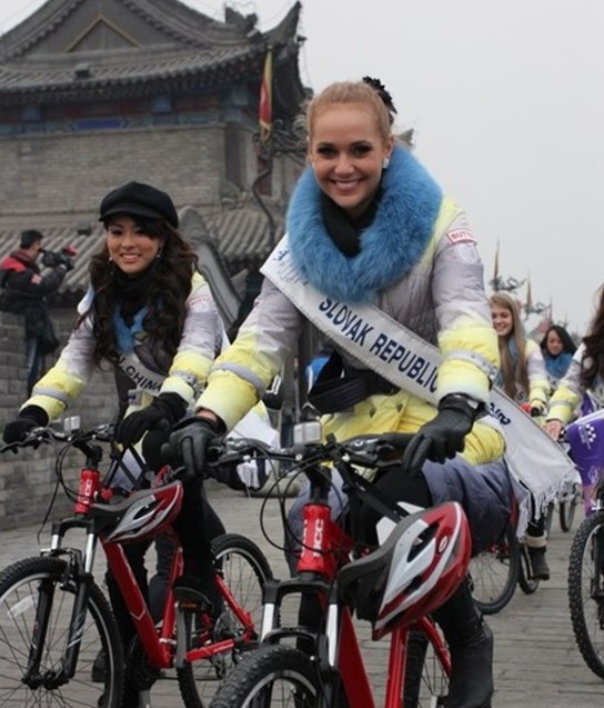 2011国际旅游小姐骑车游西安古城墙.jpg