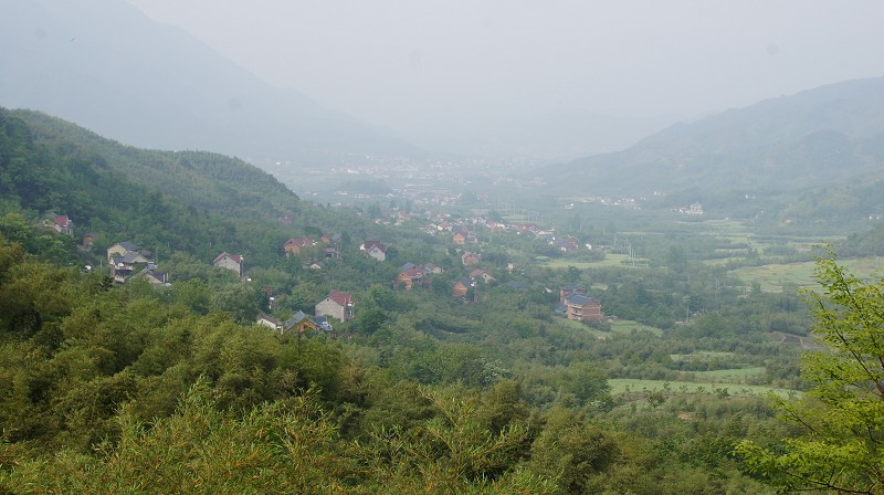 羊山盆地的小山村.jpeg