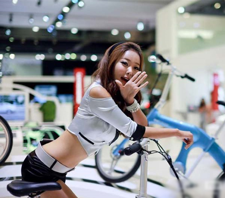 恬美性感的韩国车模_副本.jpg