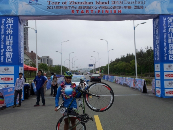 一、2013环舟山岛第二站黄亭茵续穿蓝衫.jpg