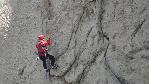 第一段跟攀者，岁数太大了，过难点的确不易，可以理解抓绳梯