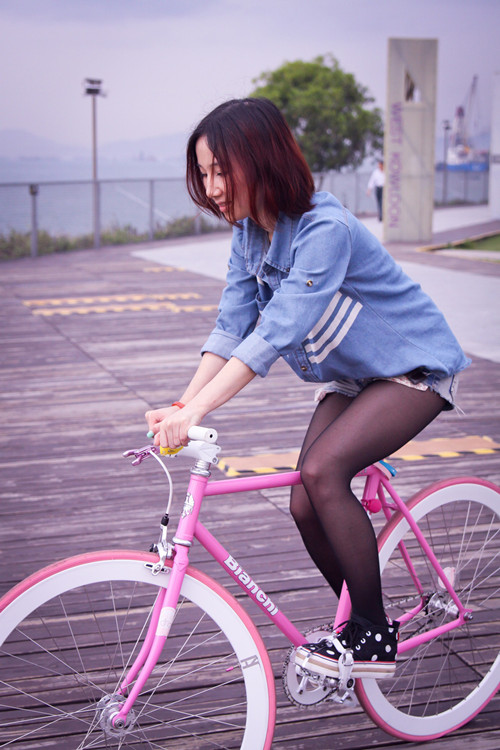 1.香港女子死飞团体HKFGG成员Hebe Fu_副本.jpg