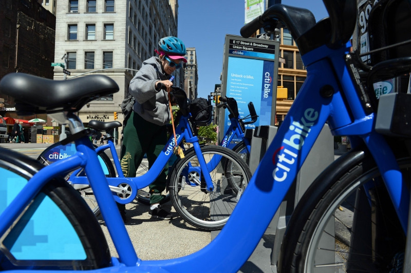 1.纽约市政府在市区设立330个站点，提供6000辆自行车，供市民和游客使用。（法新社）_副本.jpg