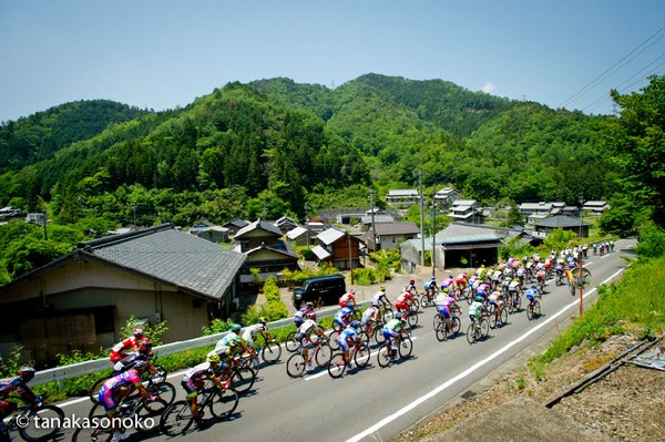 2013环日本国际公路自行车赛拉开帷幕.jpg