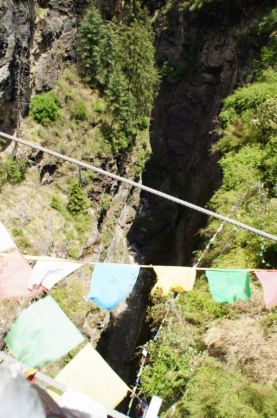 在桥上拍拍250米深的吉普峡谷